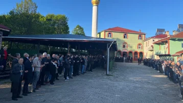 Cami avlusunda metrelerce bayramlaşma kuyruğu