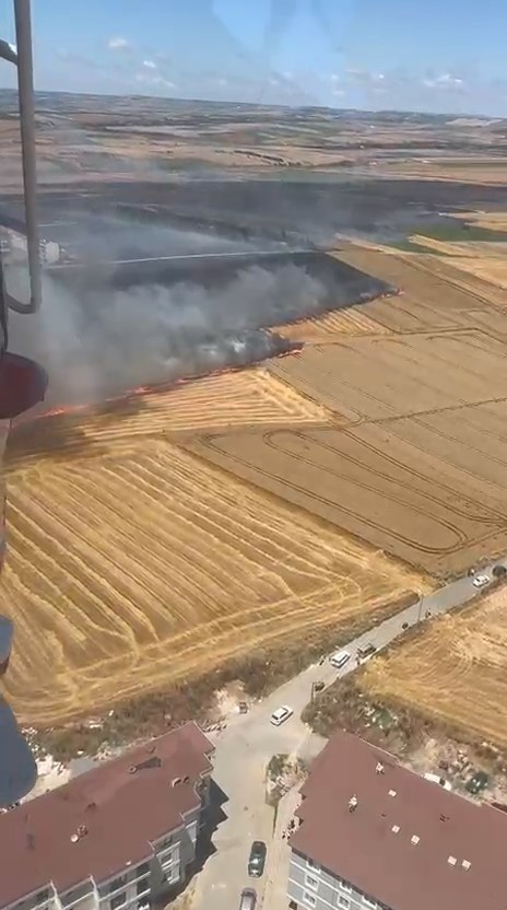 Silivri'de korkutan yangın. Tarlada başladı, yerleşim bölgesine sıçradı