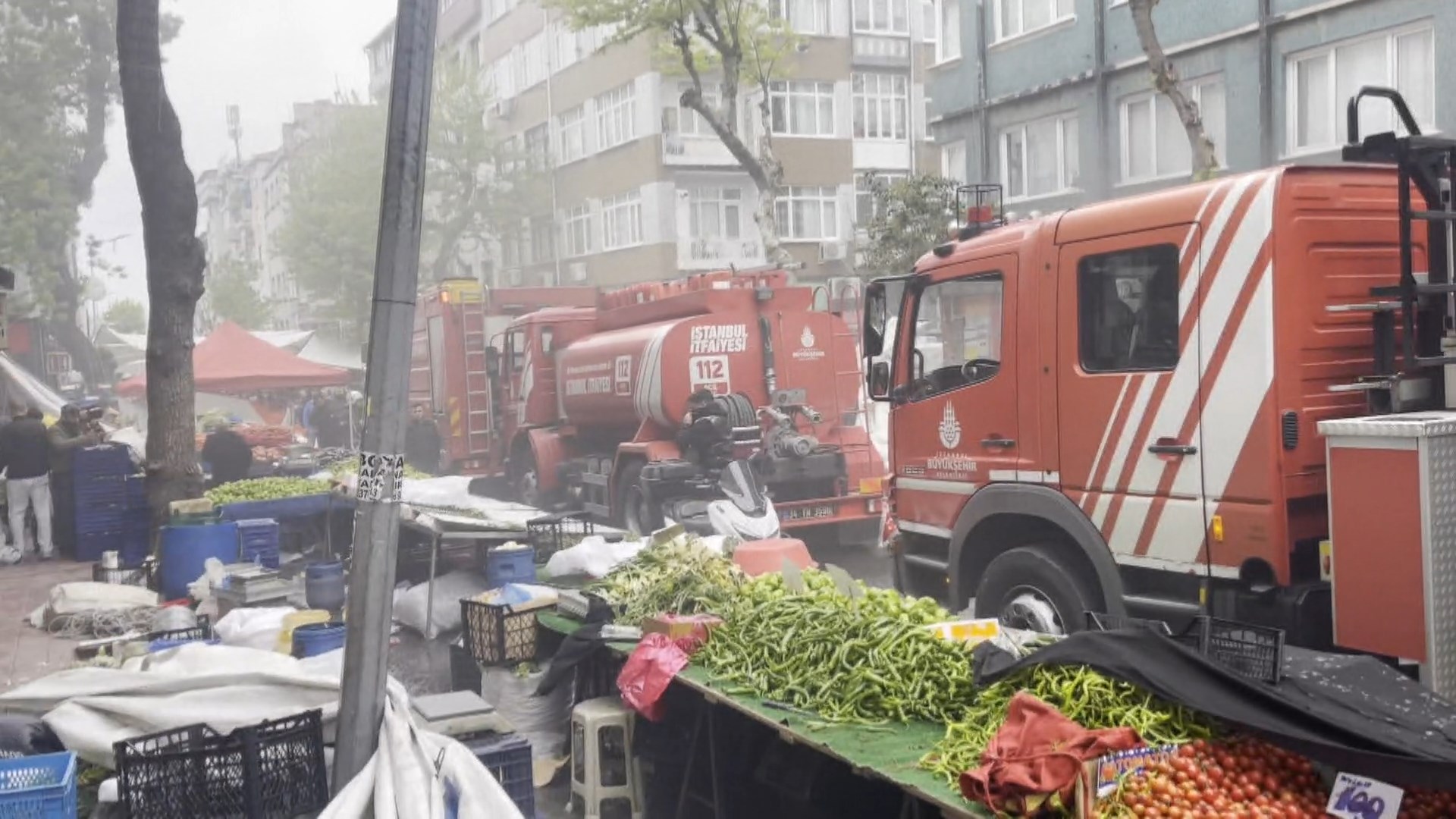 Fatih'te zincir marketin deposunda korkutan yangın