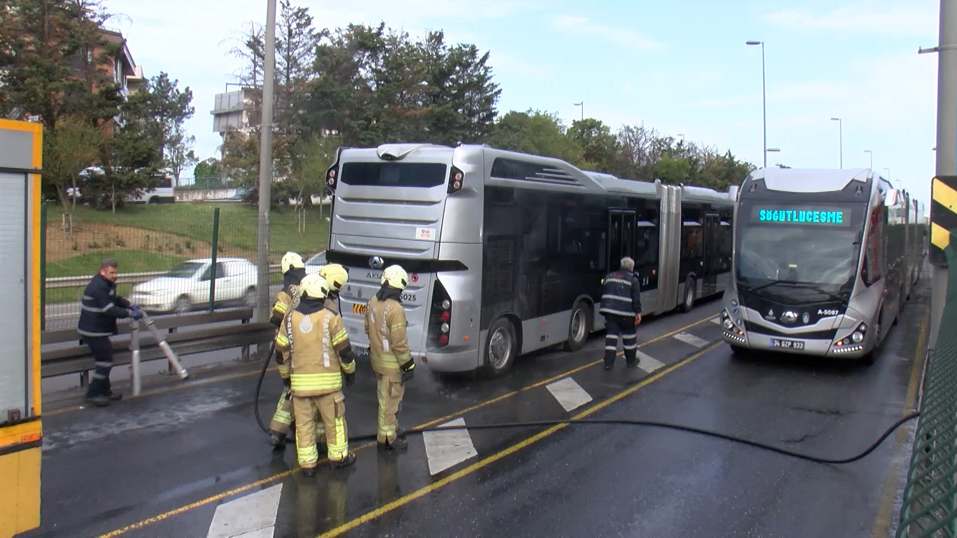 Metrobüste yangın paniği. Yolcular tahliye edildi