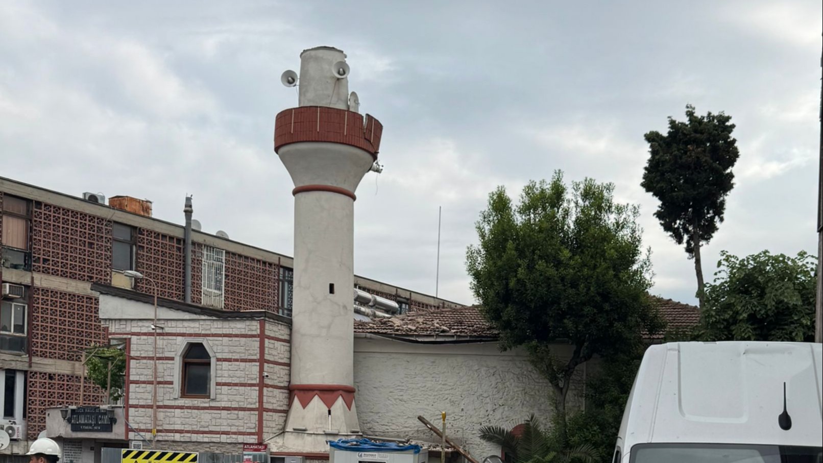 İstanbul'da tarihi caminin minaresine vinç çarptı