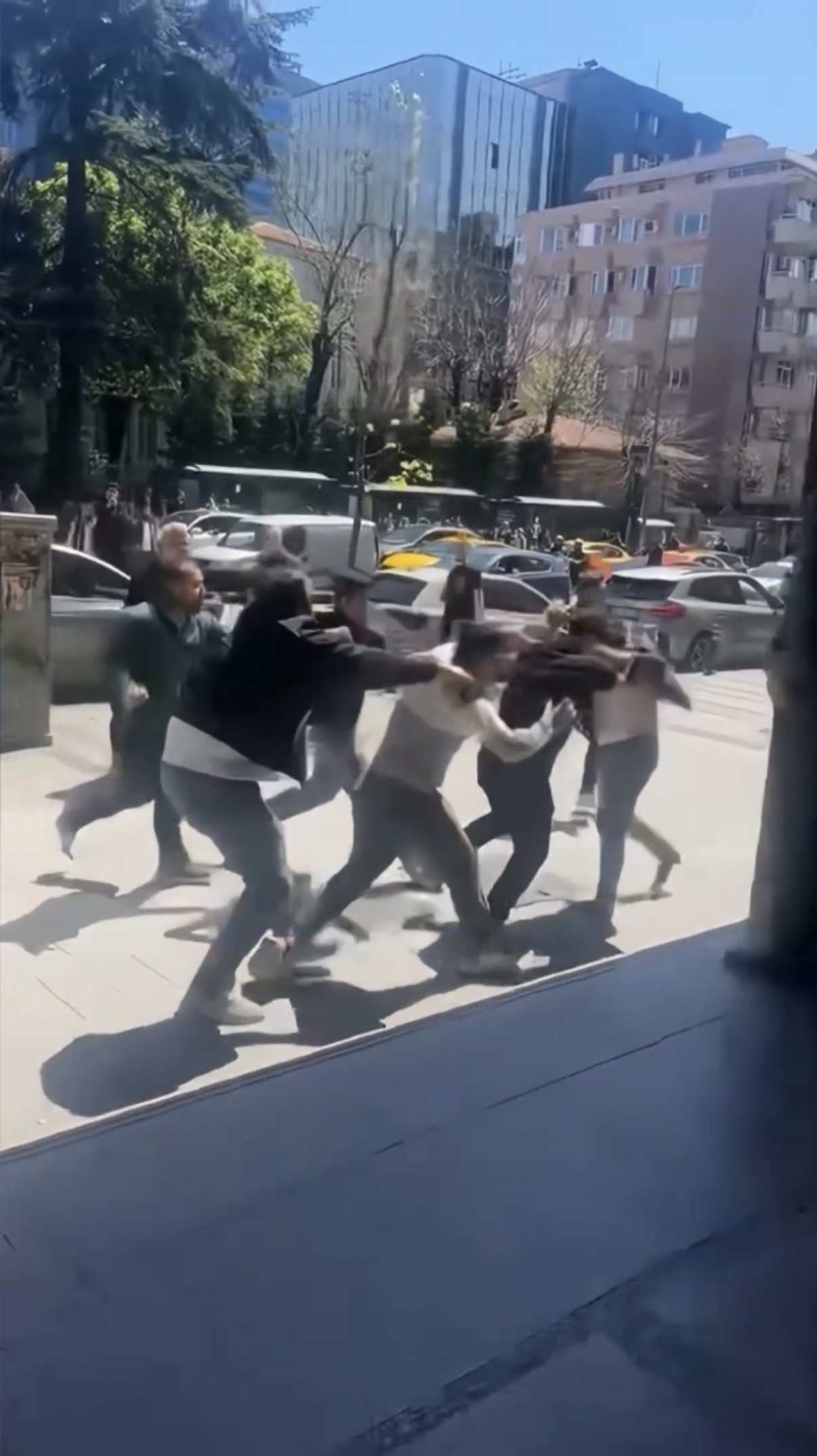 Kavgayı ayırmak isterken dayak yedi