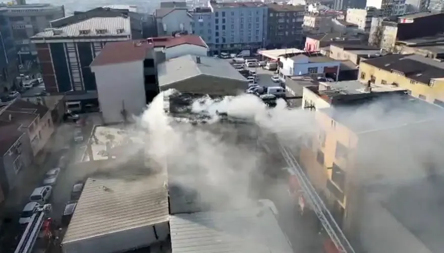 Sultangazi'deki yangında can pazarı. Kaçmak isterken beşinci kattan yere düştü 3 Sultangazi'deki yangında can pazarı. Kaçmak isterken beşinci kattan yere düştü 3