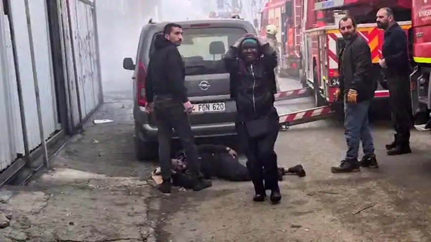 Sultangazi'deki yangında can pazarı. Kaçmak isterken beşinci kattan yere düştü 1