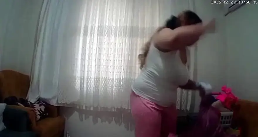 Baba şüphelenip eve kamera koydu, annenin bebeğine yaptıkları kan dondurdu 