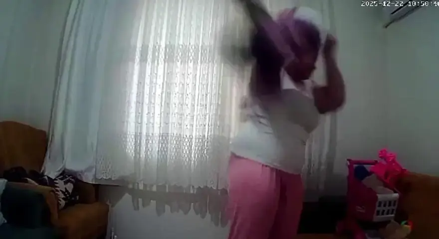 "TOKATLIYOR, TERLİKLE VURUYOR SONRA OTURUP TEKRAR MAKYAJ YAPIYOR" 3