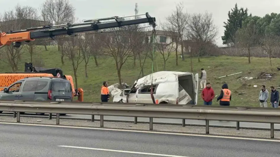 TEM Otoyolu'nda trafiği kilitleyen kaza. Yaralılar var