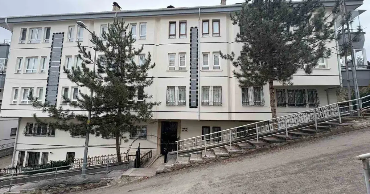 Ankara Çankaya'da korku dolu anlar. Kolonları çatlayan bina tahliye edildi