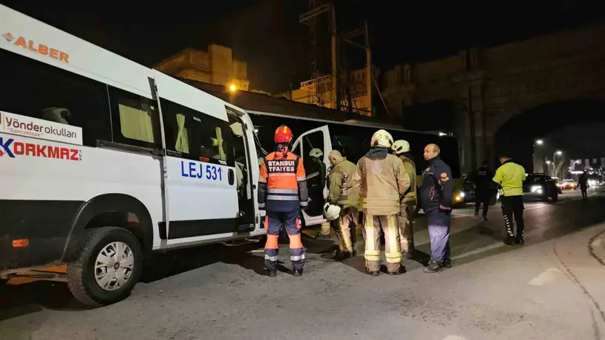 İETT otobüsü ile servis minibüsü kafa kafaya çarpıştı 3