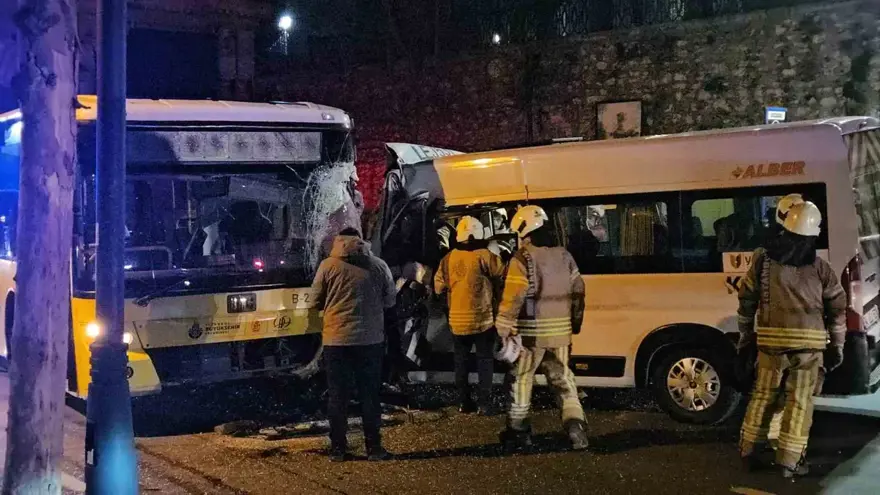 İETT otobüsü ile servis minibüsü kafa kafaya çarpıştı 2 İETT otobüsü ile servis minibüsü kafa kafaya çarpıştı 2