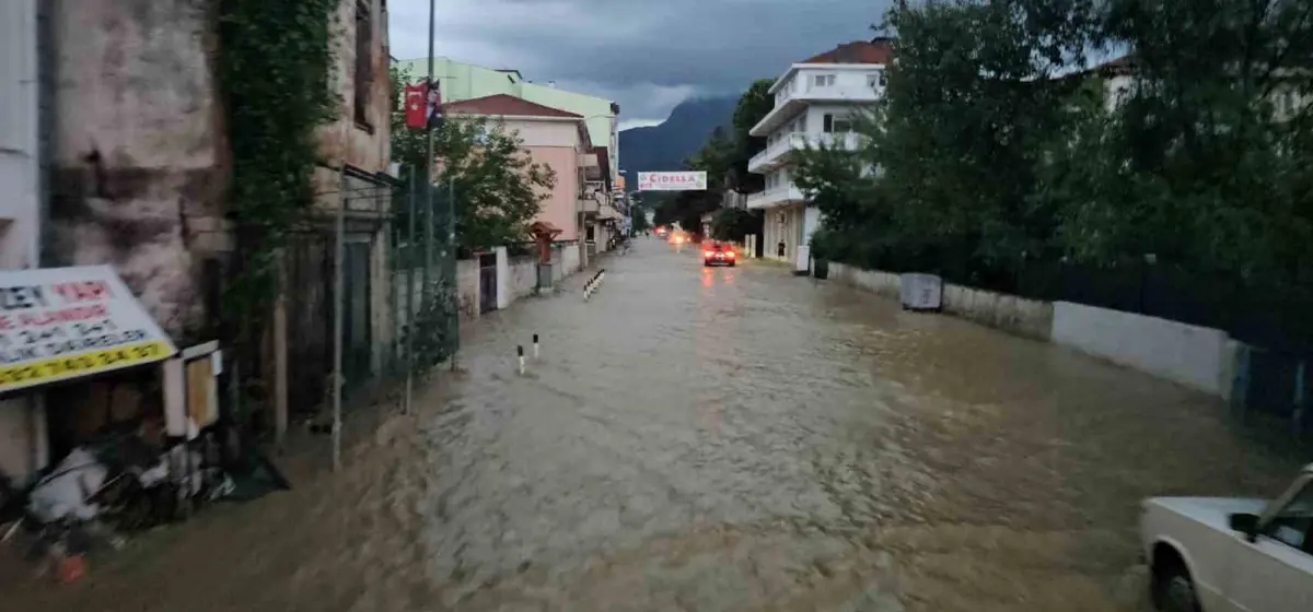 Kastamonu'yu sel vurdu: Ev ve iş yerlerini su bastı