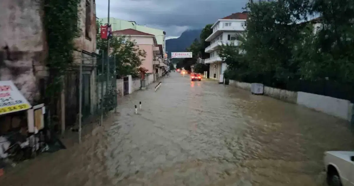 Kastamonu'yu sel vurdu: Ev ve iş yerlerini su bastı