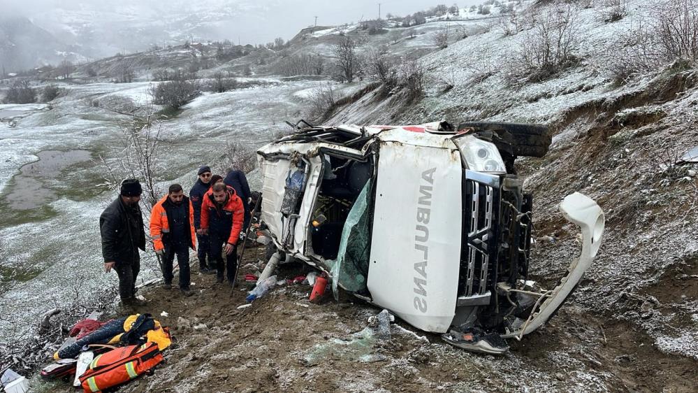 Artvin'de ambulans uçuruma devrildi: Ölü ve yaralılar var