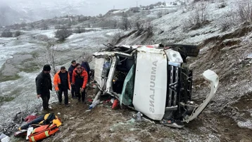 Artvin'de ambulans uçuruma devrildi: Ölü ve yaralılar var