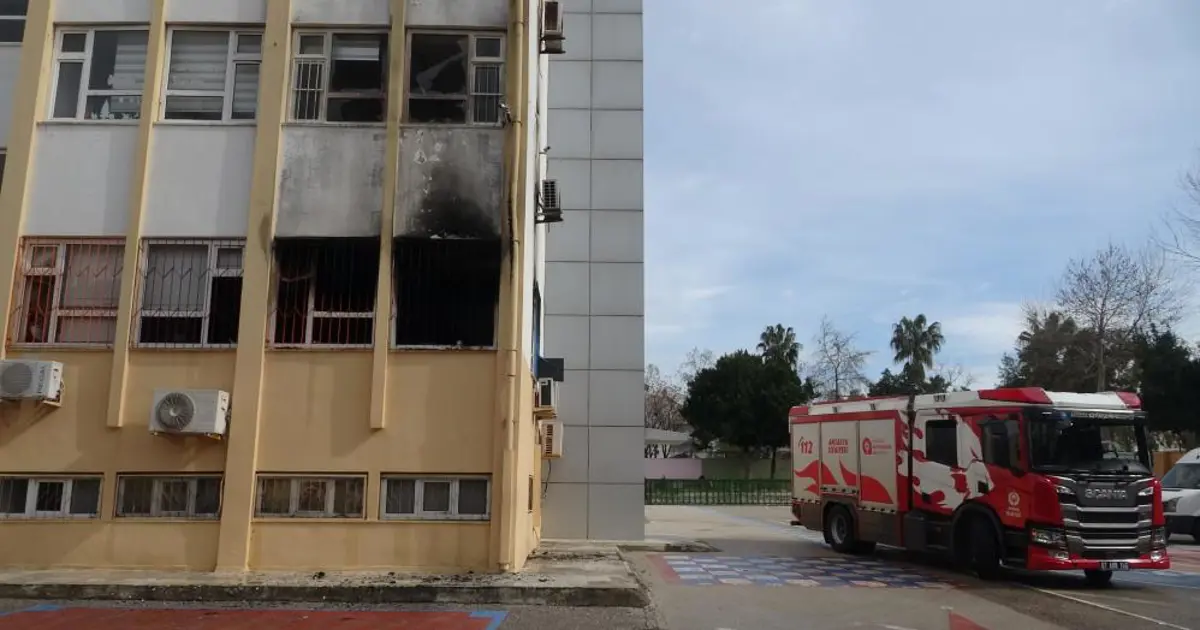 Antalya'da okulda yangın paniği. Öğrenciler tahliye edildi
