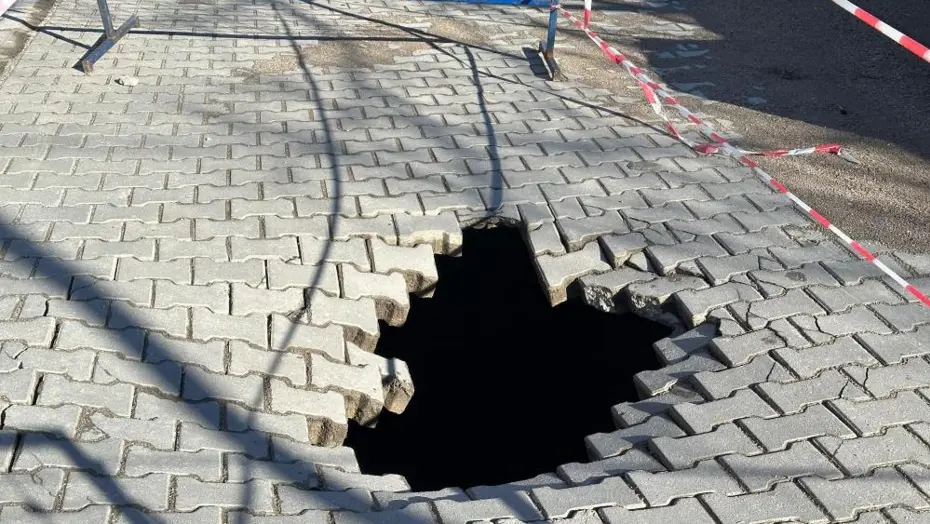 Çanakkale'de yol çöktü, iki metrelik çukur oluştu