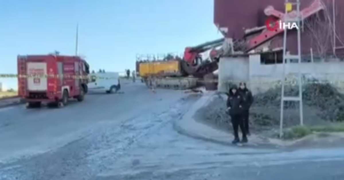 Başakşehir'de vinç binaya çarptı. Yaralılar var