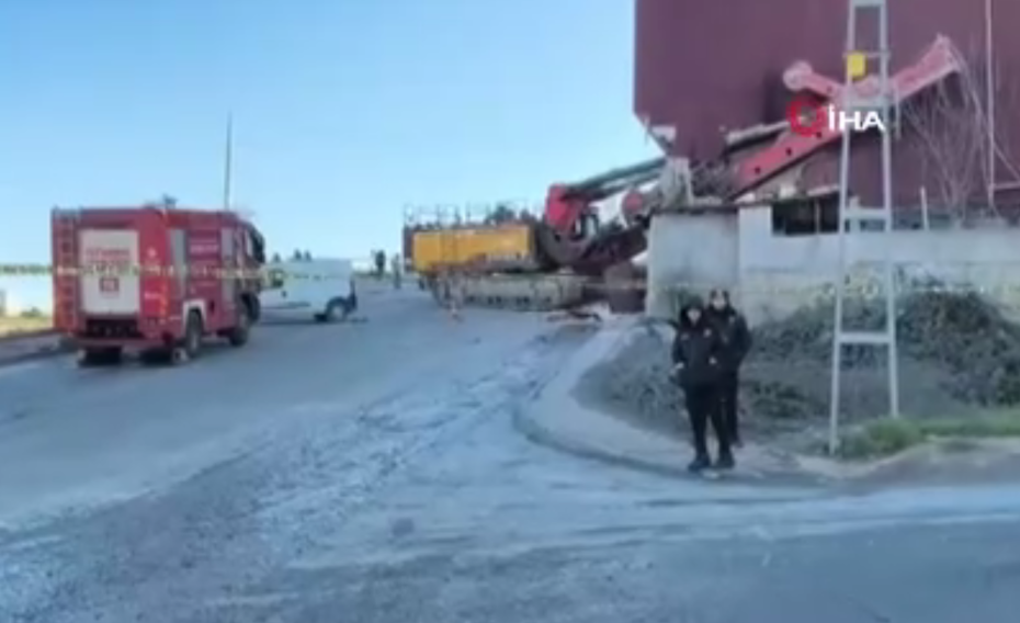 Başakşehir’de vinç binaya çarptı. Yaralılar var