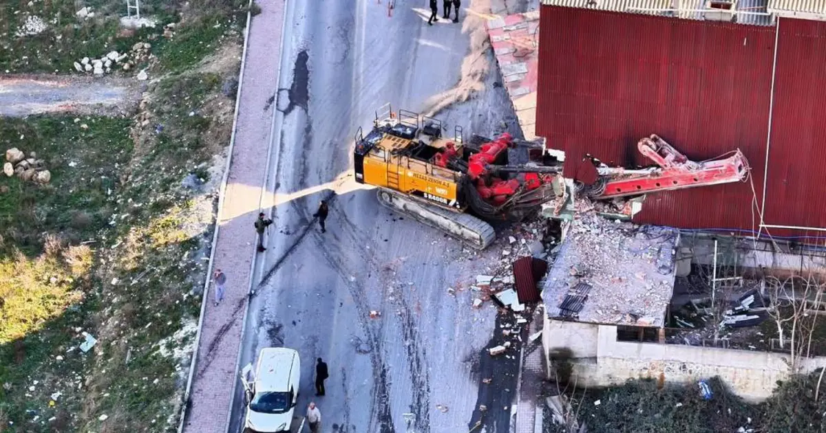 Başakşehir'de yokuştan kayan TIR binaya çarptı