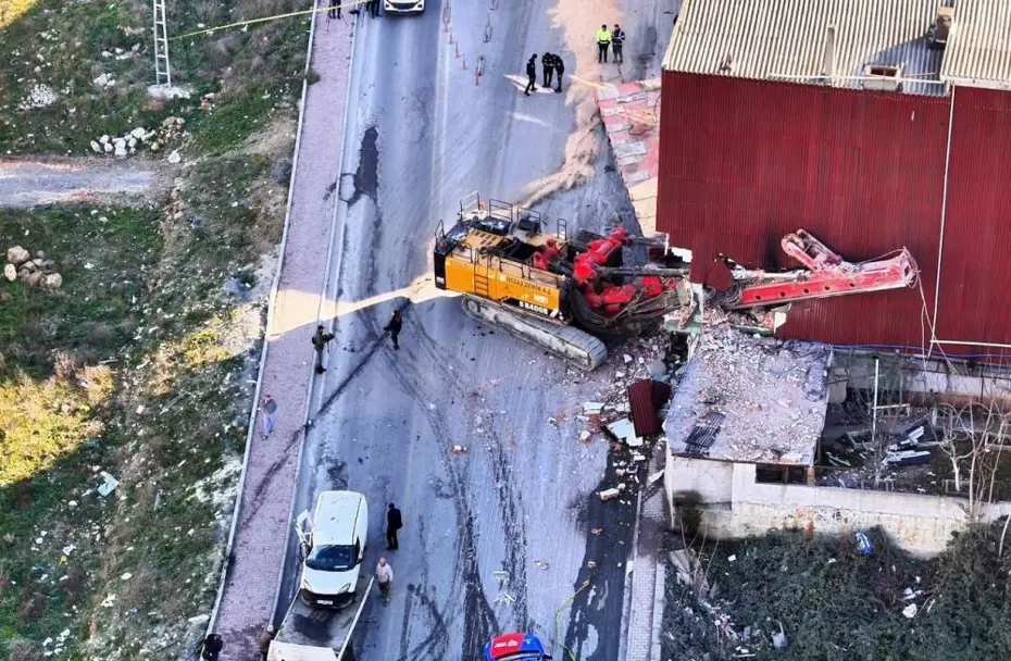 Başakşehir'de yokuştan kayan TIR binaya çarptı