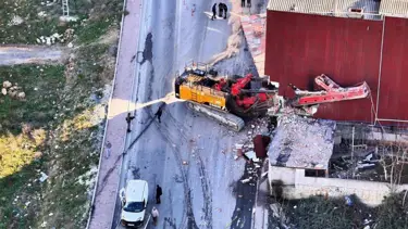 Başakşehir'de yokuştan kayan TIR binaya çarptı