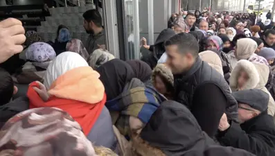 Mağazada indirim izdihamı. Saatler öncesinden kuyruğa girdiler, kepenk açılınca birbirlerini ezdiler