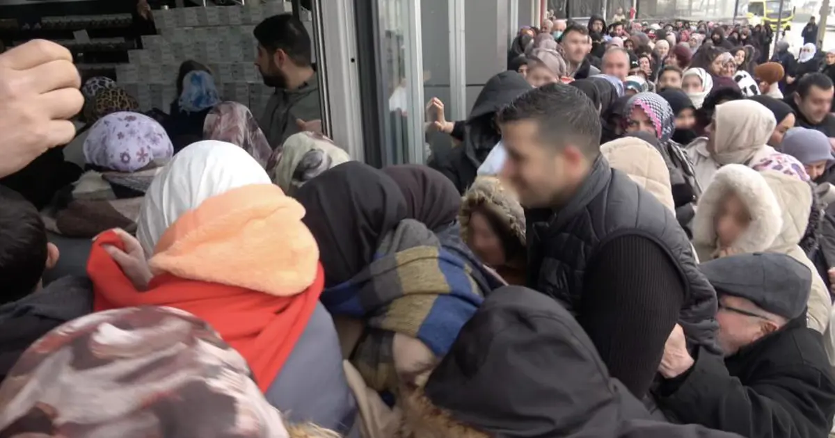 Mağazada indirim izdihamı. Saatler öncesinden kuyruğa girdiler, kepenk açılınca birbirlerini ezdiler