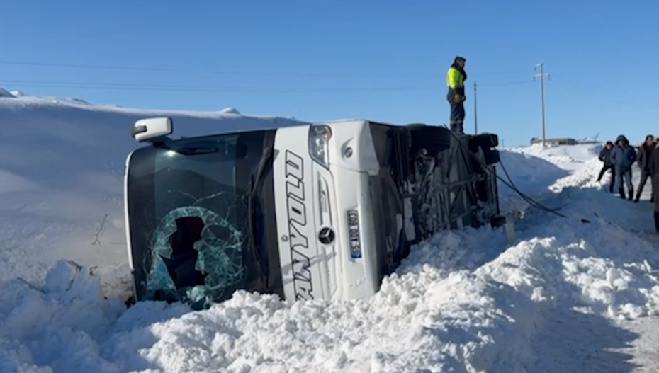 Diyarbakır'da yolcu otobüsü devrildi. Yaralılar var
