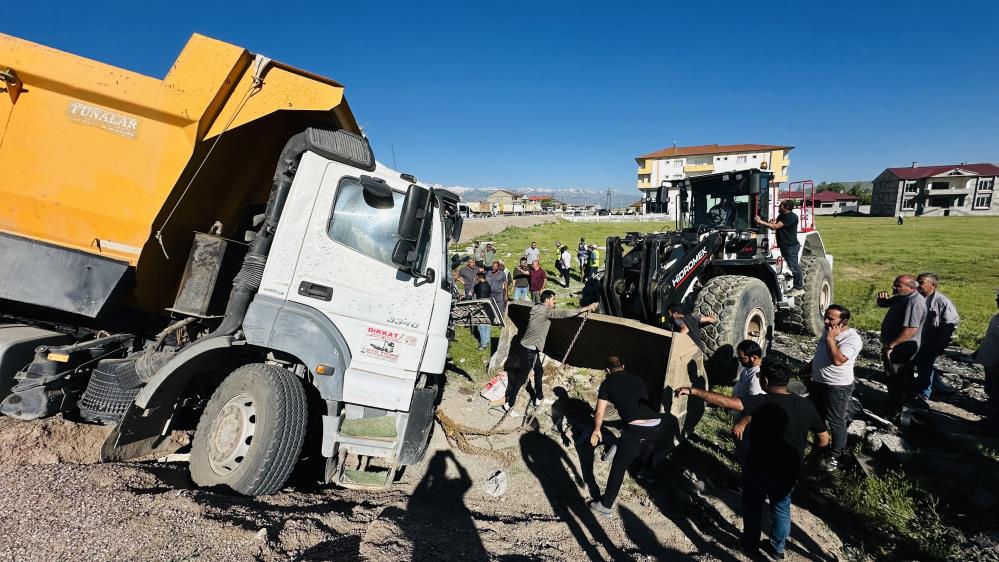 Hakkari'de feci kaza: Ölü ve yaralılar var
