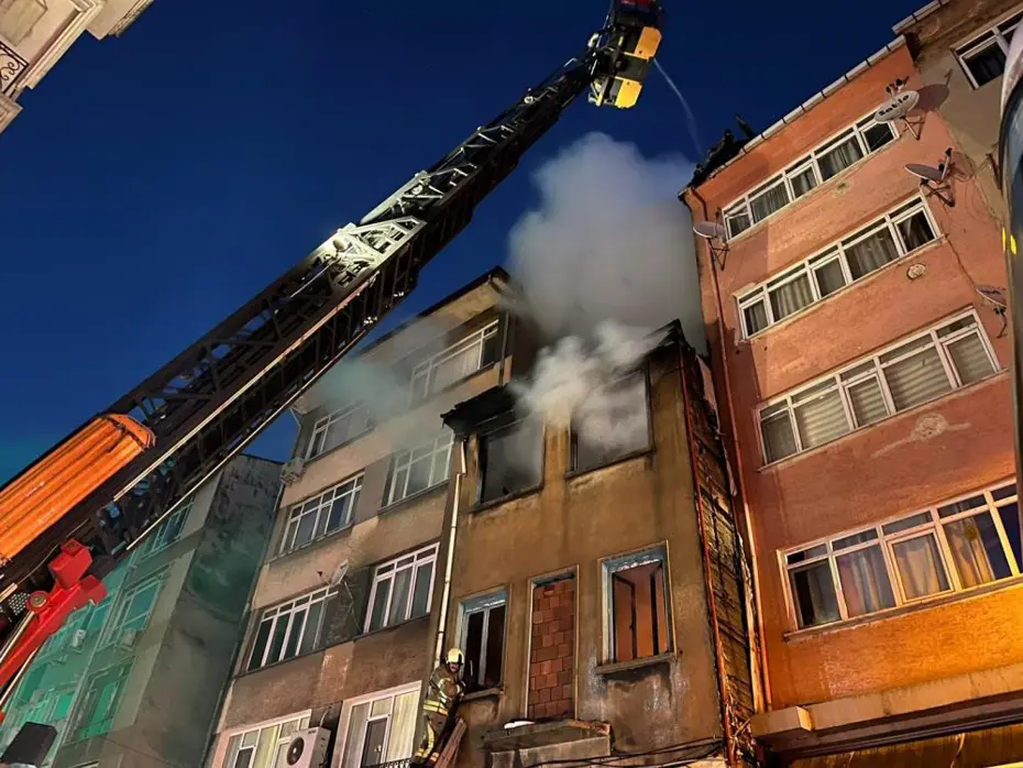 Kadıköy’de metruk binada yangın. Pencereden atlayan kişi ağır yaralı