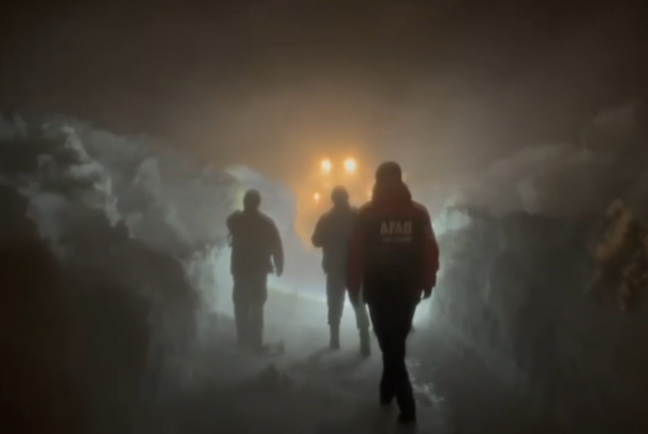 Tipide can pazarı. Mahsur kalan 2 kişi kurtarıldı