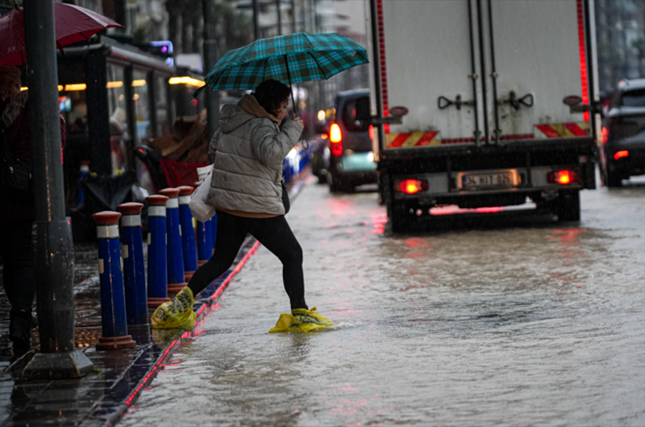 Sel ve fırtına tehlikesi sürüyor
