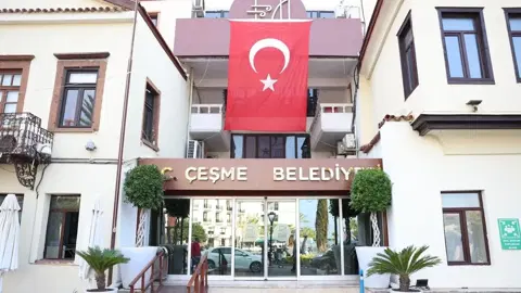 Çeşme Belediyesi'ne yolsuzluk operasyonu. Başkan yardımcısına gözaltı adımı — ne oldu, sırada ne var?