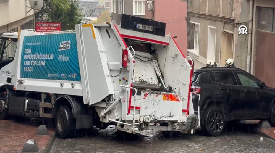 Beyoğlu'nda çöp kamyonu binaya çarptı