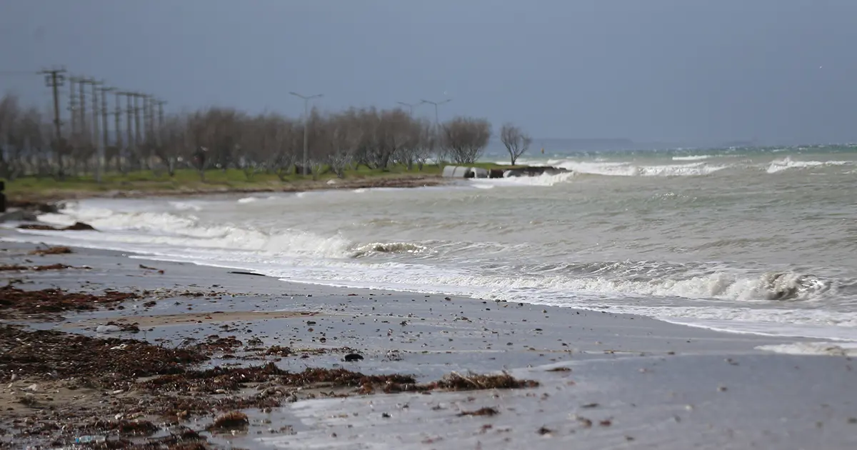 Çanakkale Boğazı'nda transit gemi geçişlerine fırtına engeli