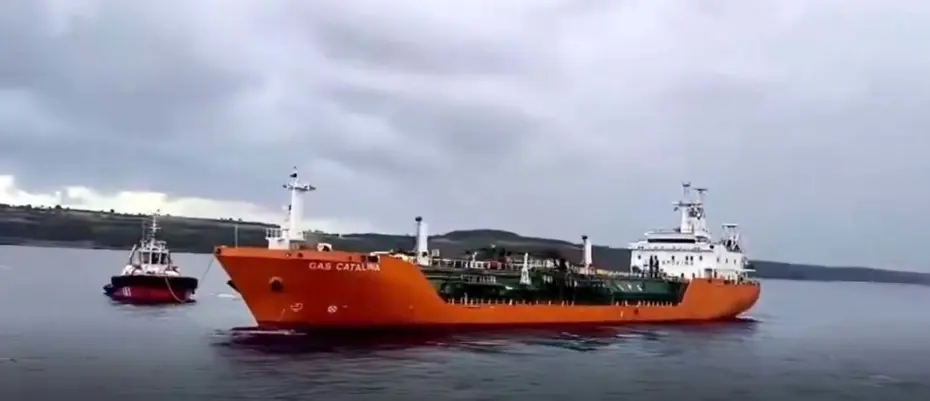 Çanakkale Boğazı'nda arızalanan tanker kurtarıldı