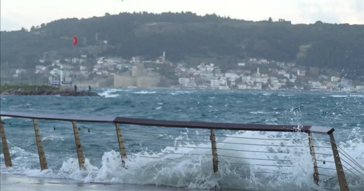 Çanakkale Boğazı'nda gemi trafiğine lodos engeli