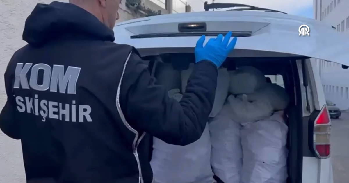 Çekicinin üzerindeki araçtan cephanelik çıktı