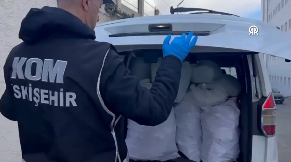 Çekicinin üzerindeki araçtan cephanelik çıktı