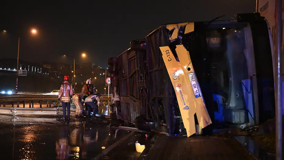 İstanbul'da özel halk otobüsü devrildi