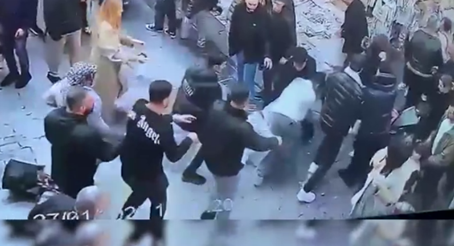 Mahmutpaşa'da hanutçu Çinli turisti dövdü