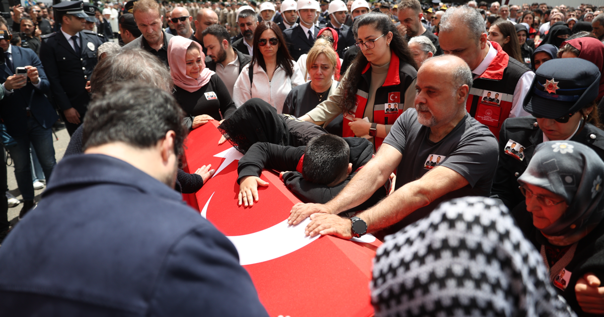 Çorlu gözyaşlarıyla şehit polislerini uğurluyor
