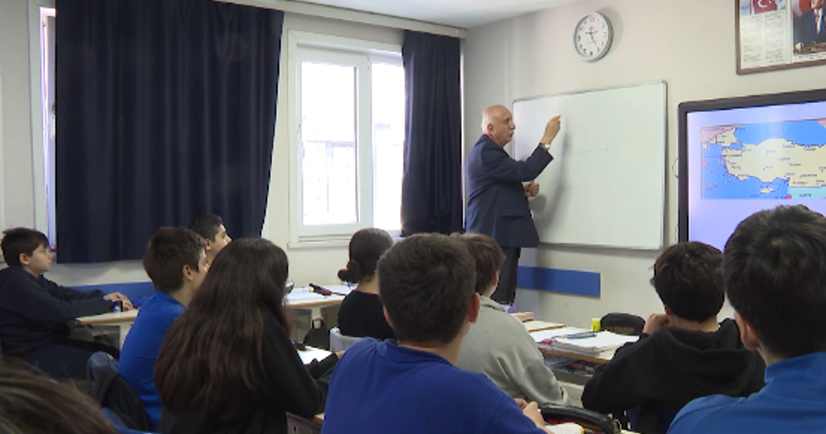 Yarım asırlık öğretmen... 72 yaşında hala tahta başında