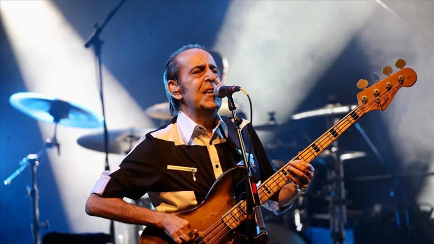 ŞARKILARININ YANI SIRA OYUNCULUĞUYLA DA ADINDAN SÖZ ETTİRDİ 3