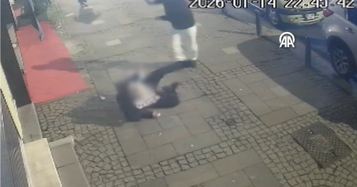 Yolda yürürken tekmeli saldırıya uğradı