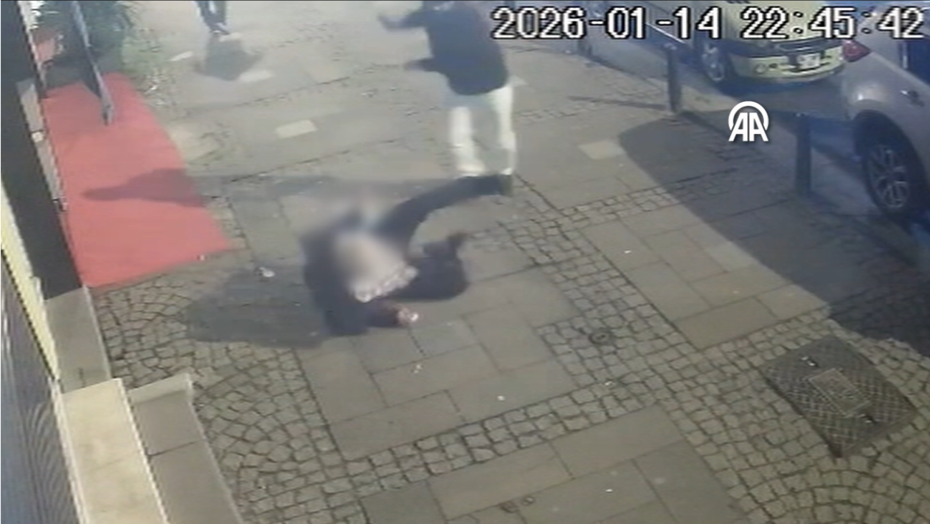 Yolda yürürken tekmeli saldırıya uğradı