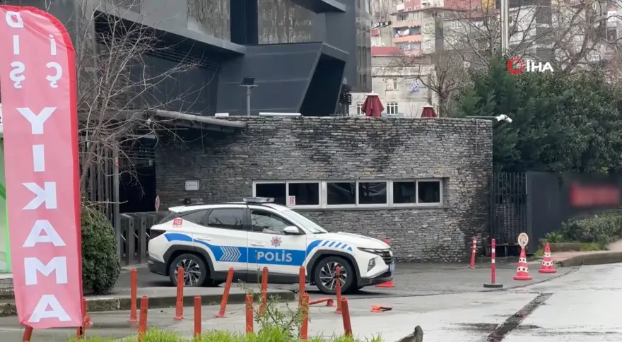 YANGIN MERDİVENİNE ÇAĞIRIP ÜÇ KEZ BIÇAKLADI
 1