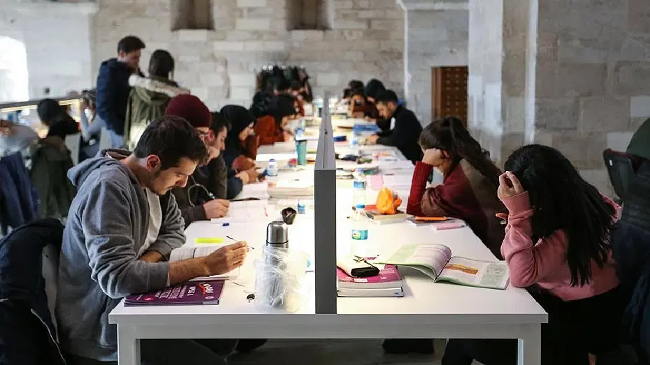 İstanbul'da üniversiteler bir ay erken kapanacak