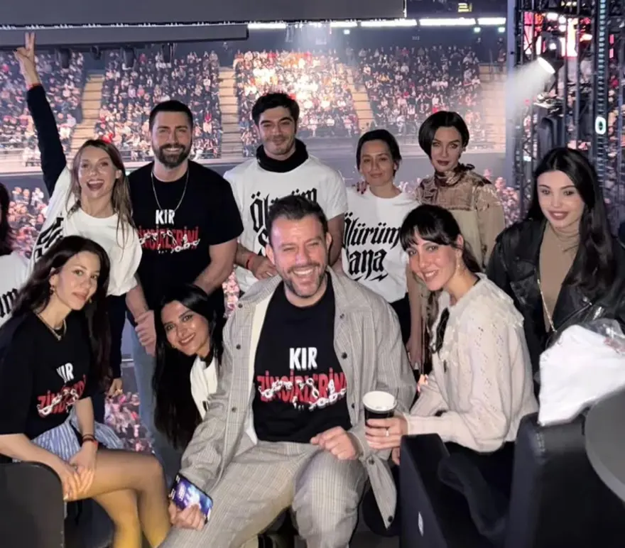 Tarkan konserinde Cem Yılmaz sürprizi. "Kuzu Kuzu" düeti sosyal medyaya damga vurdu 1