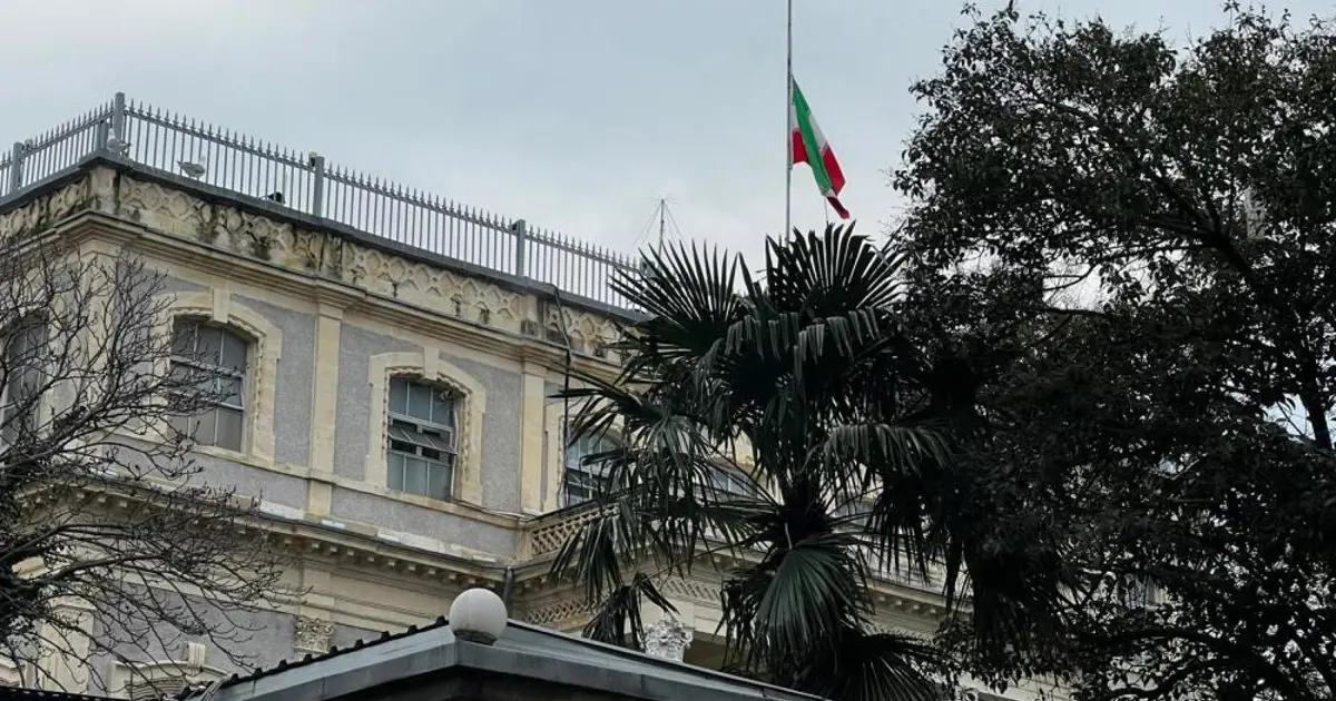 İran'ın İstanbul Başkonsolosluğu'nda bayraklar yarıya indirildi